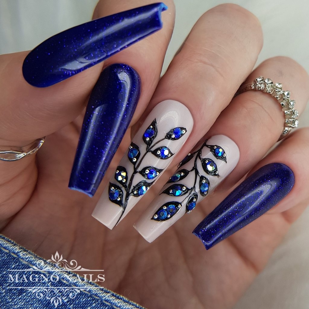 Nageldesign mit Blauen Strasssteinen Blätter